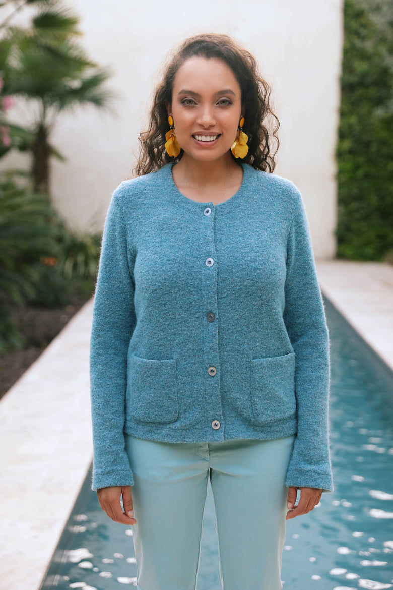 vêtement artist la marque cardigan-uni-a-fleur-de-peau