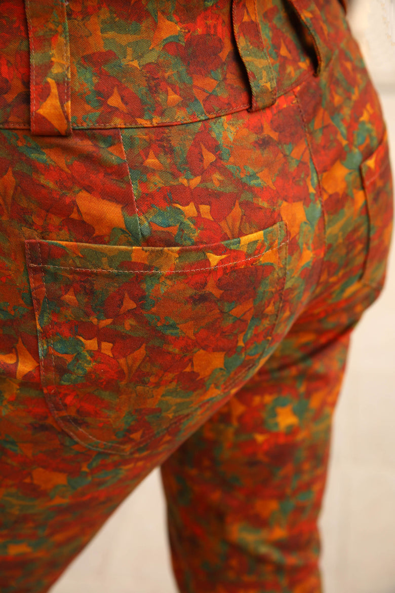 vêtement artist la marque pantalon-imprime-jardins-enchantes