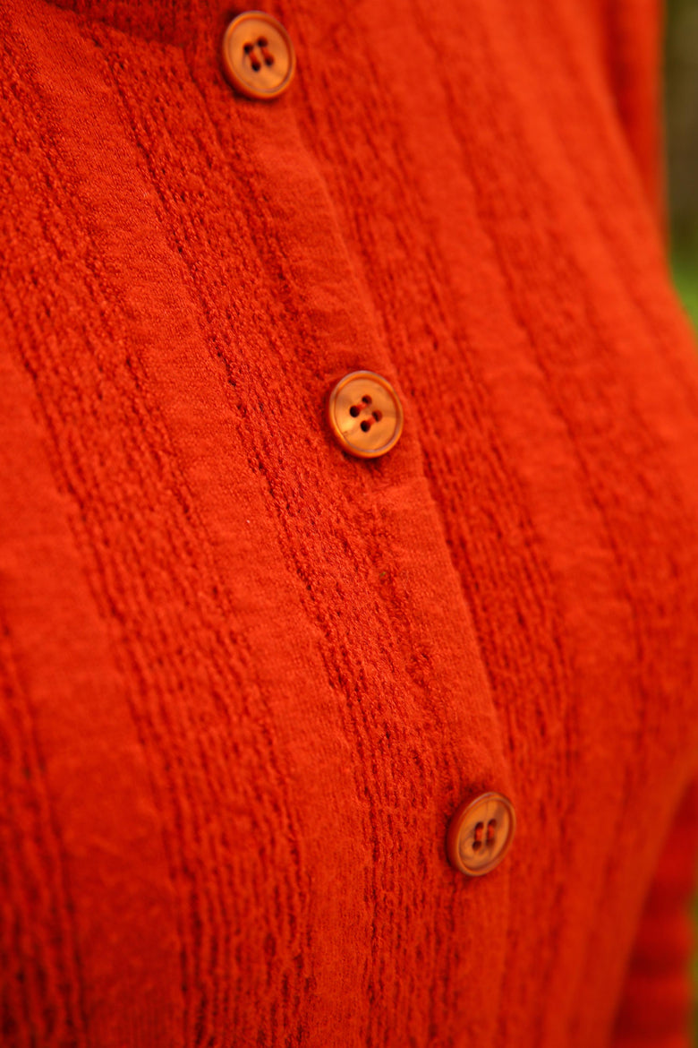 vêtement artist la marque cardigan-uni-legende-d-automne
