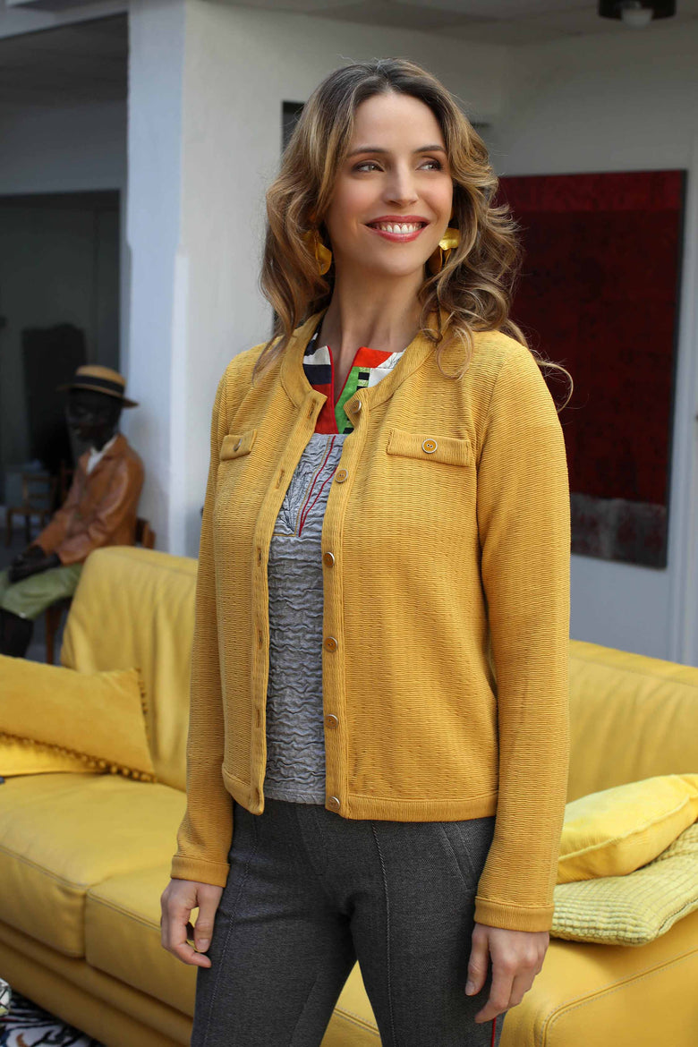 vêtement artist la marque cardigan-ocre-tous-ensemble
