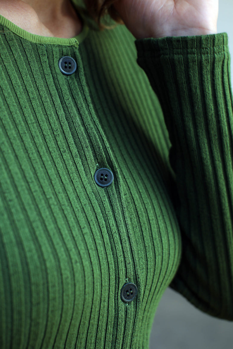 vêtement artist la marque cardigan-vert-tous-ensemble