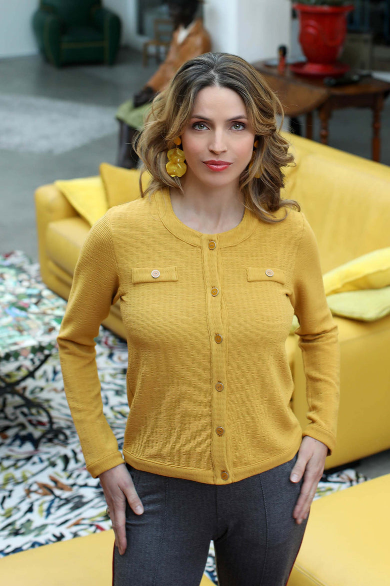 vêtement artist la marque cardigan-ocre-tous-ensemble