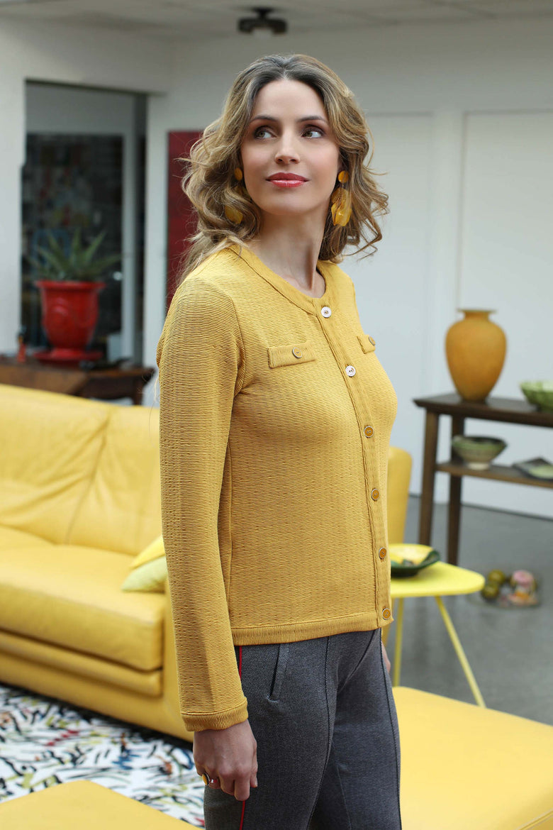 vêtement artist la marque cardigan-ocre-tous-ensemble