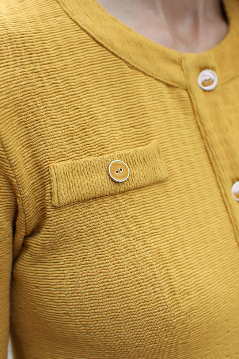 vêtement artist la marque cardigan-ocre-tous-ensemble