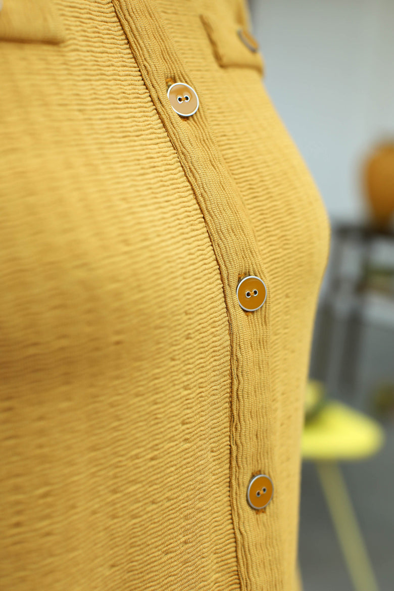 vêtement artist la marque cardigan-ocre-tous-ensemble