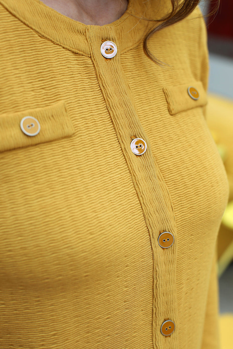 vêtement artist la marque cardigan-ocre-tous-ensemble