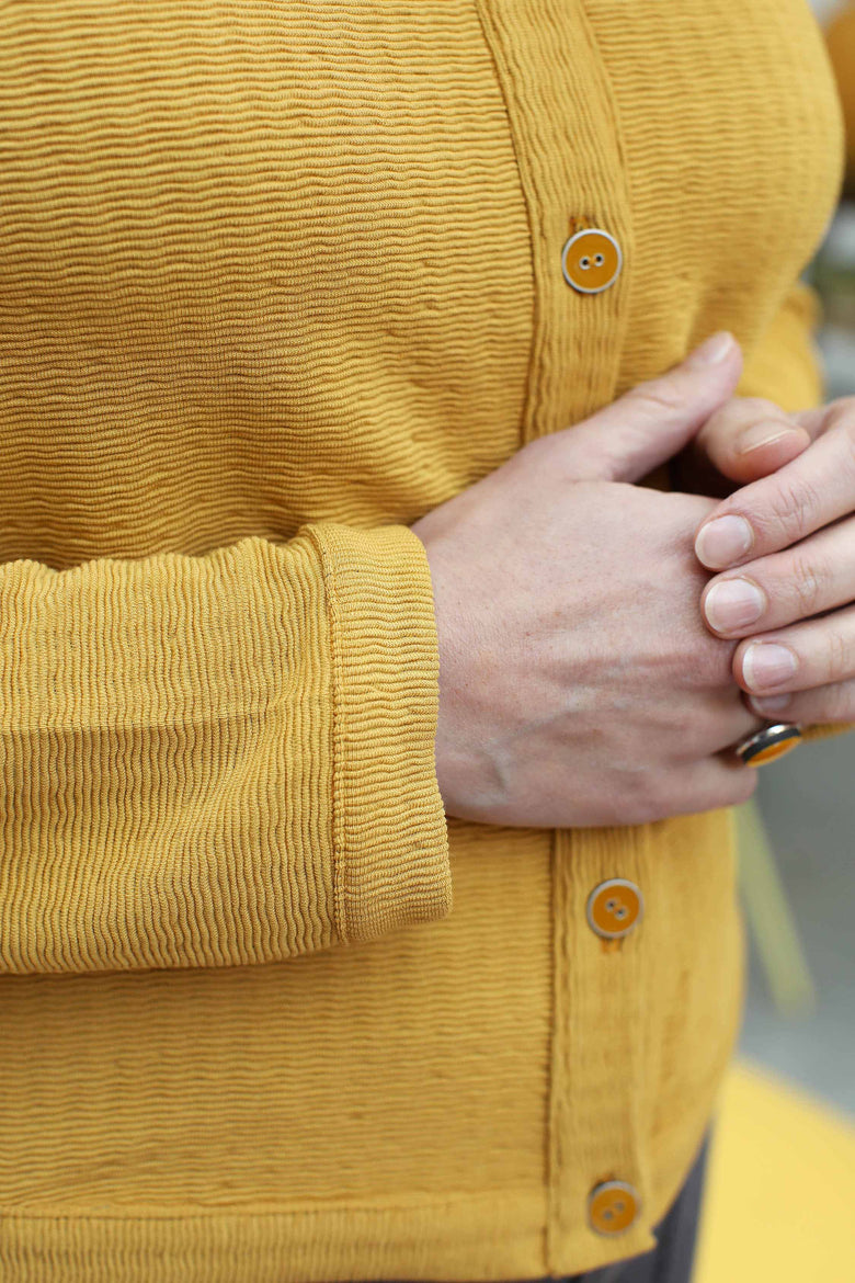 vêtement artist la marque cardigan-ocre-tous-ensemble