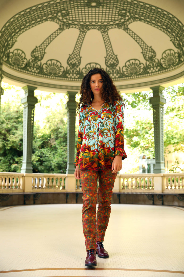 vêtement artist la marque pantalon-imprime-jardins-enchantes