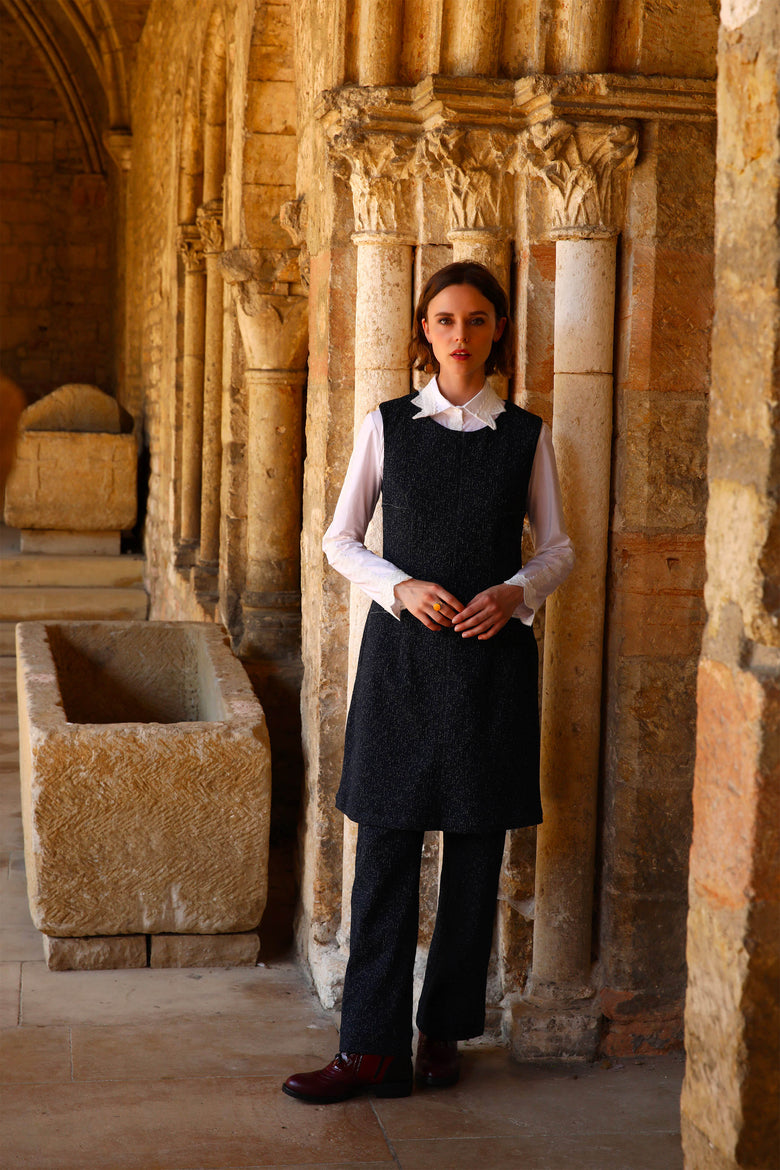 vêtement artist la marque robe-trous-tapisserie
