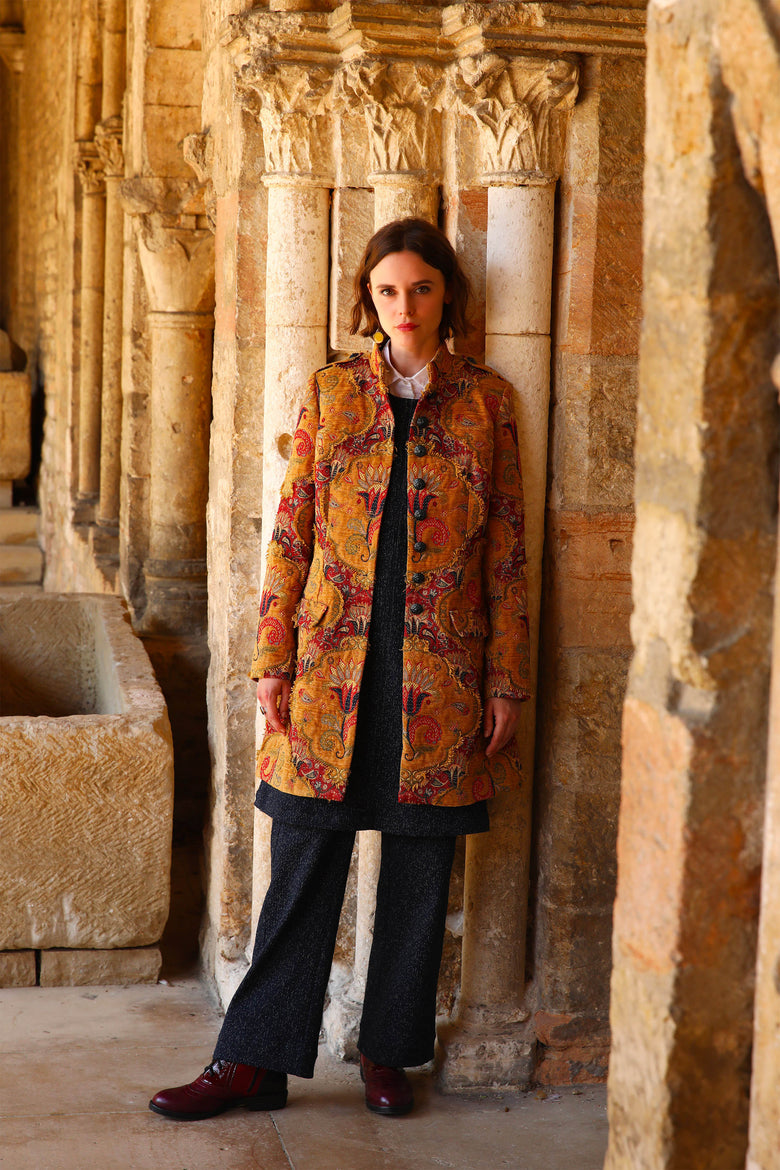 vêtement artist la marque robe-trous-tapisserie