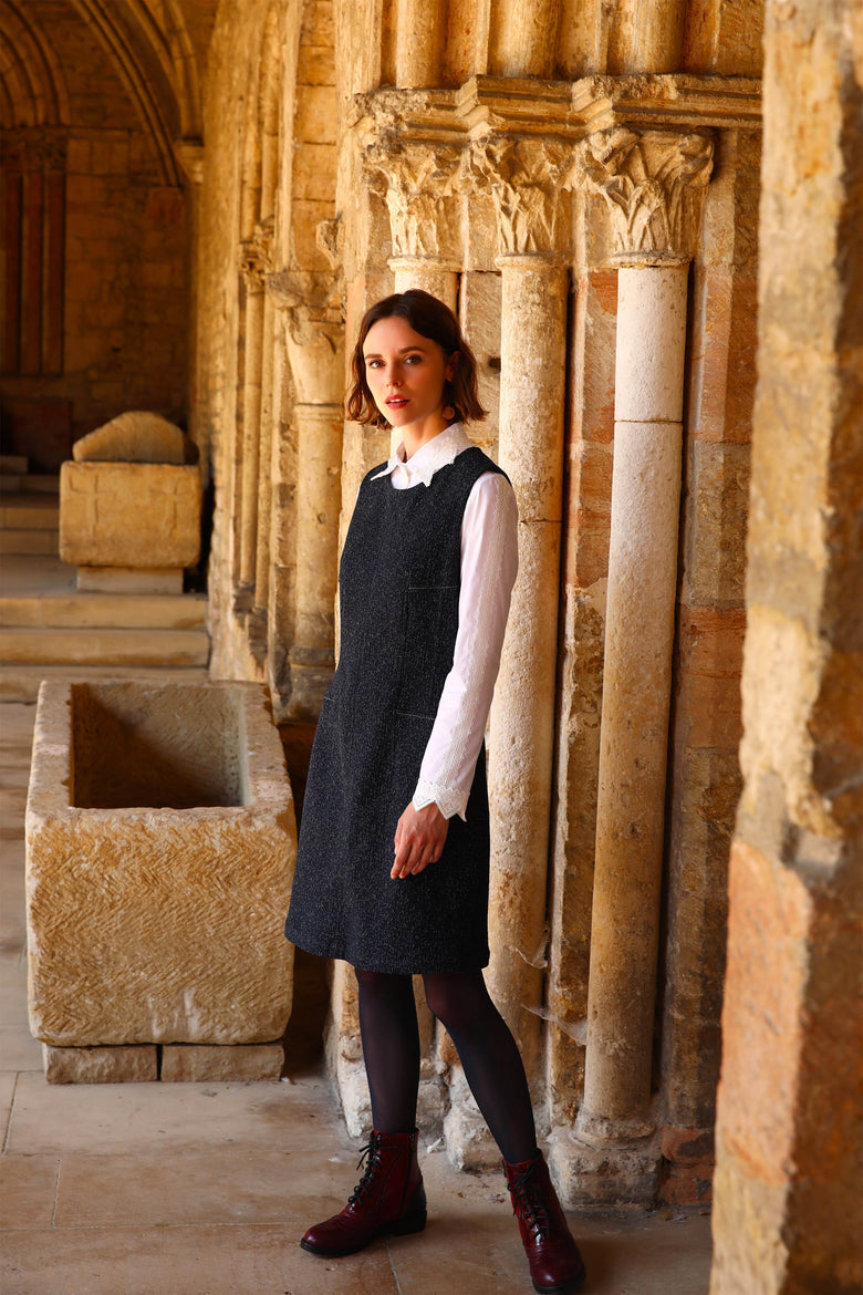 vêtement artist la marque robe-trous-tapisserie
