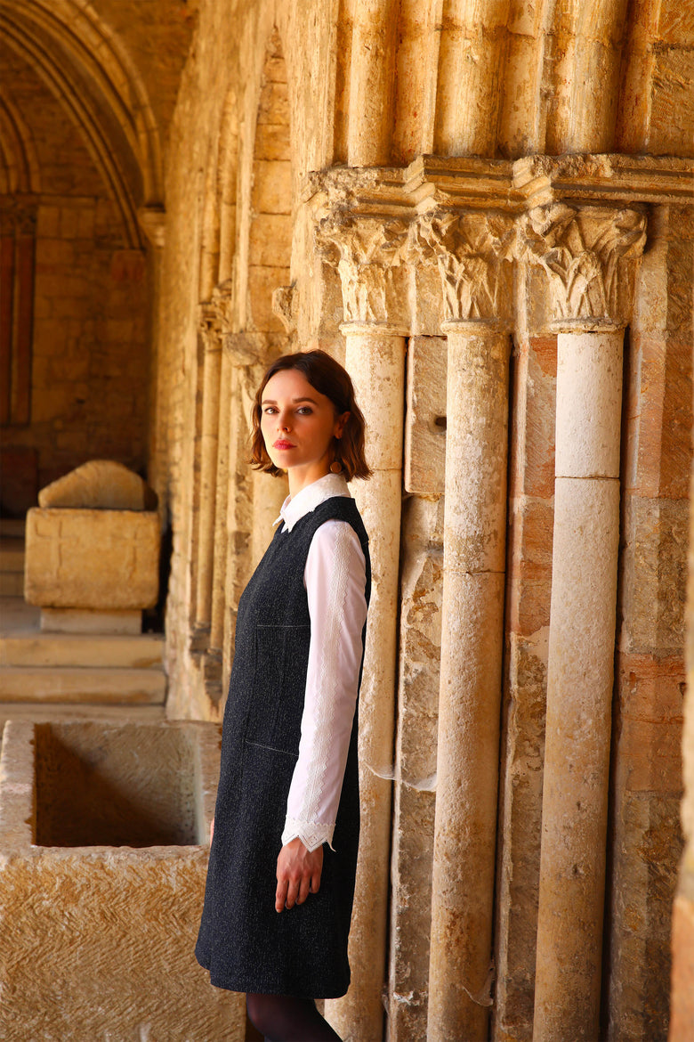 vêtement artist la marque robe-trous-tapisserie