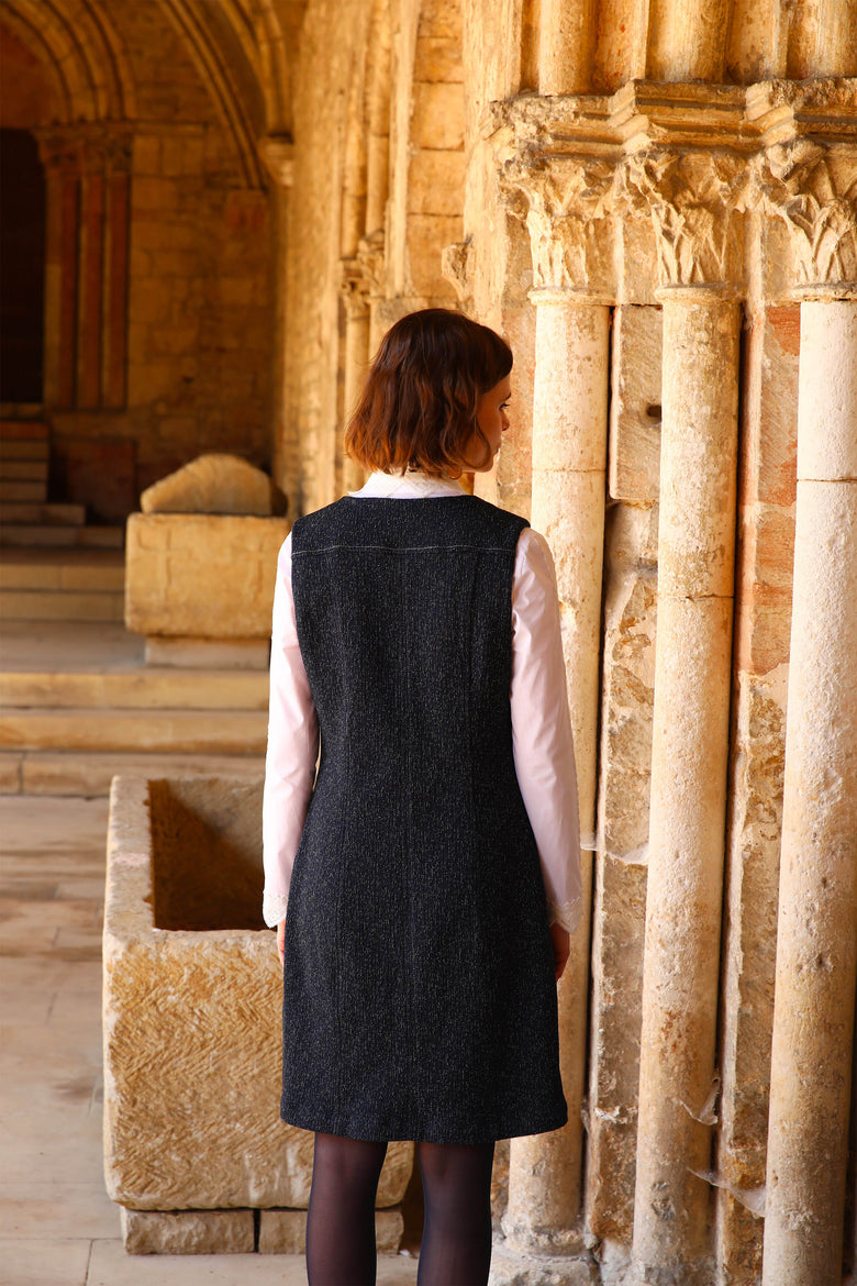 vêtement artist la marque robe-trous-tapisserie