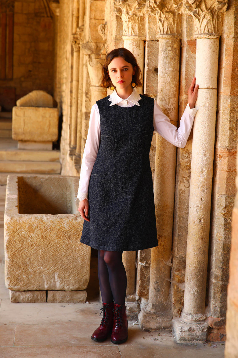 vêtement artist la marque robe-trous-tapisserie