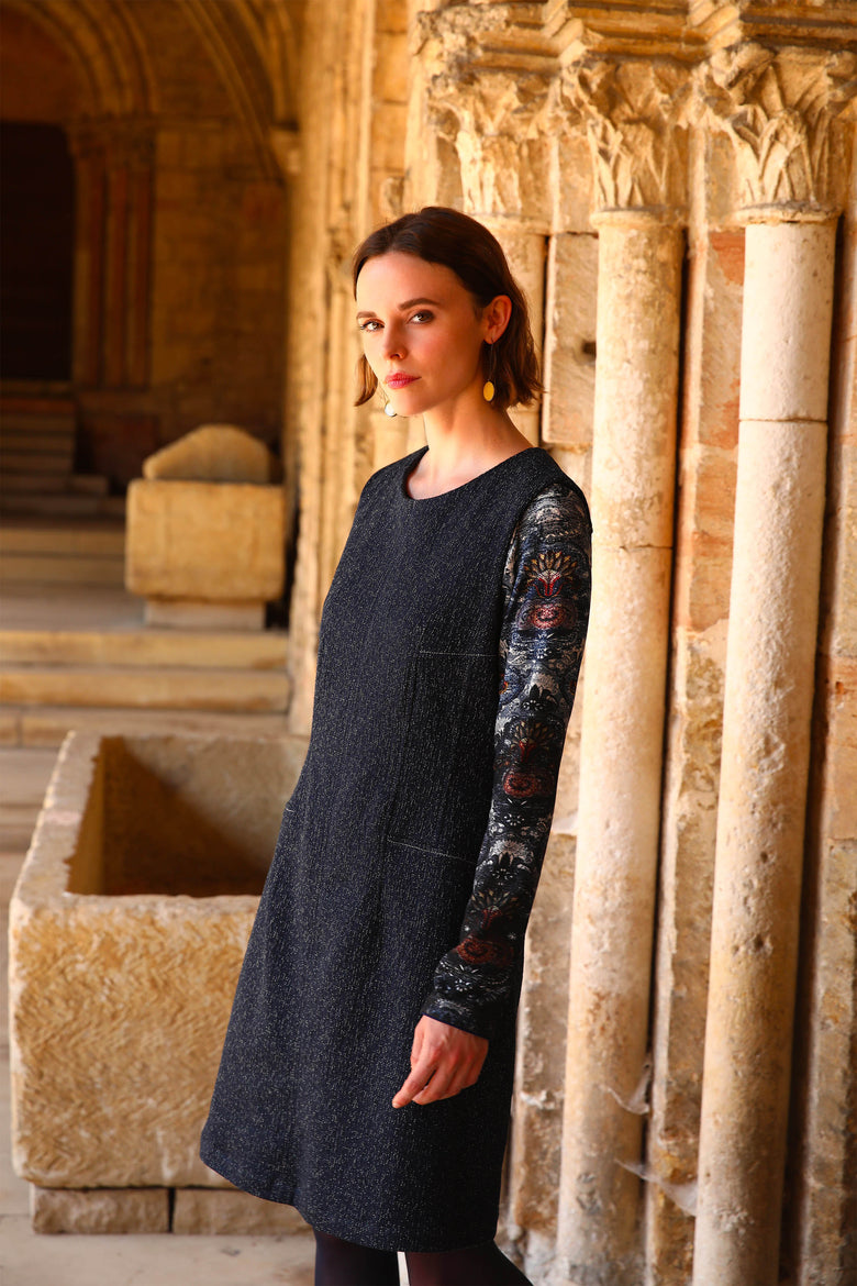 vêtement artist la marque robe-trous-tapisserie