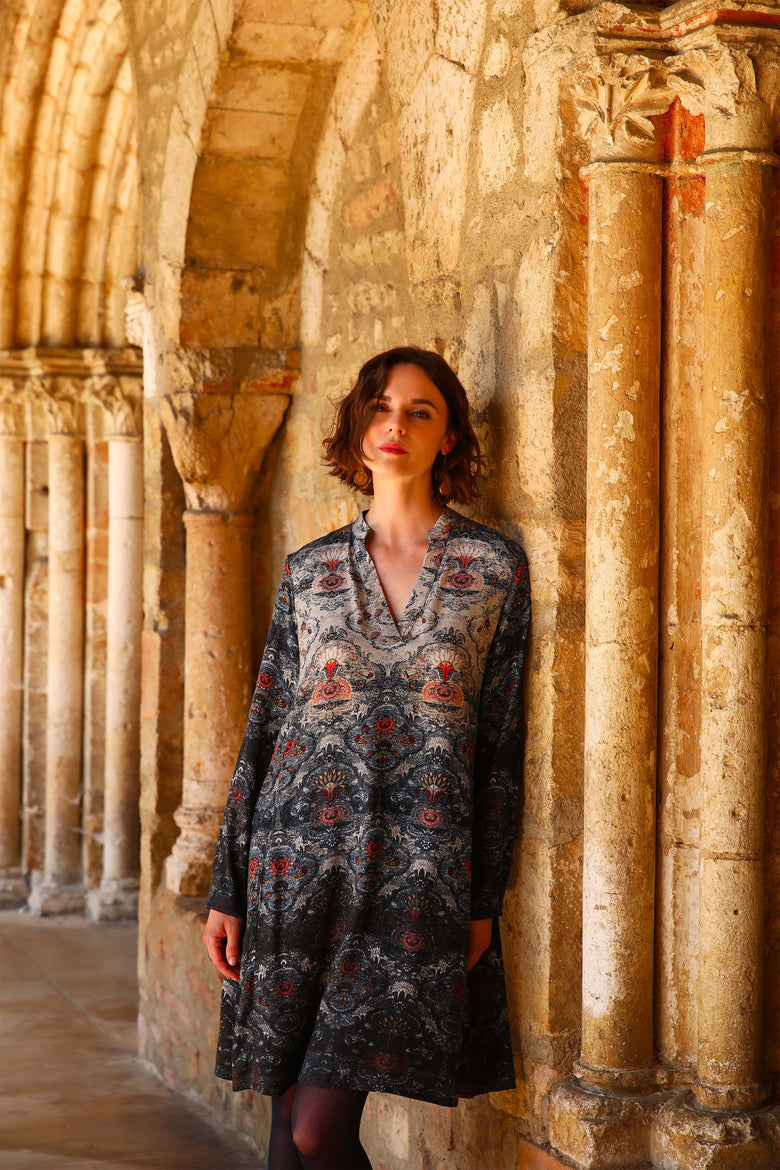 vêtement artist la marque robe-imprimee-tapisserie