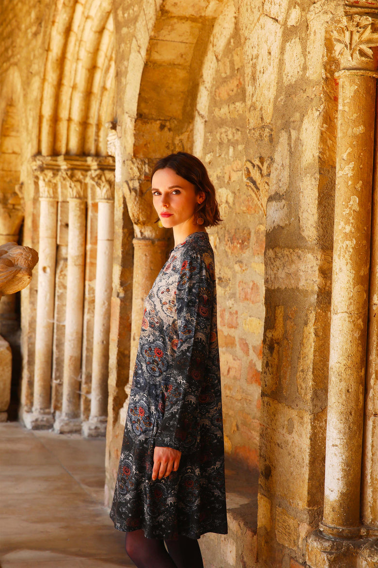 vêtement artist la marque robe-imprimee-tapisserie