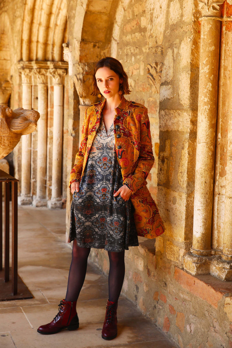vêtement artist la marque robe-imprimee-tapisserie