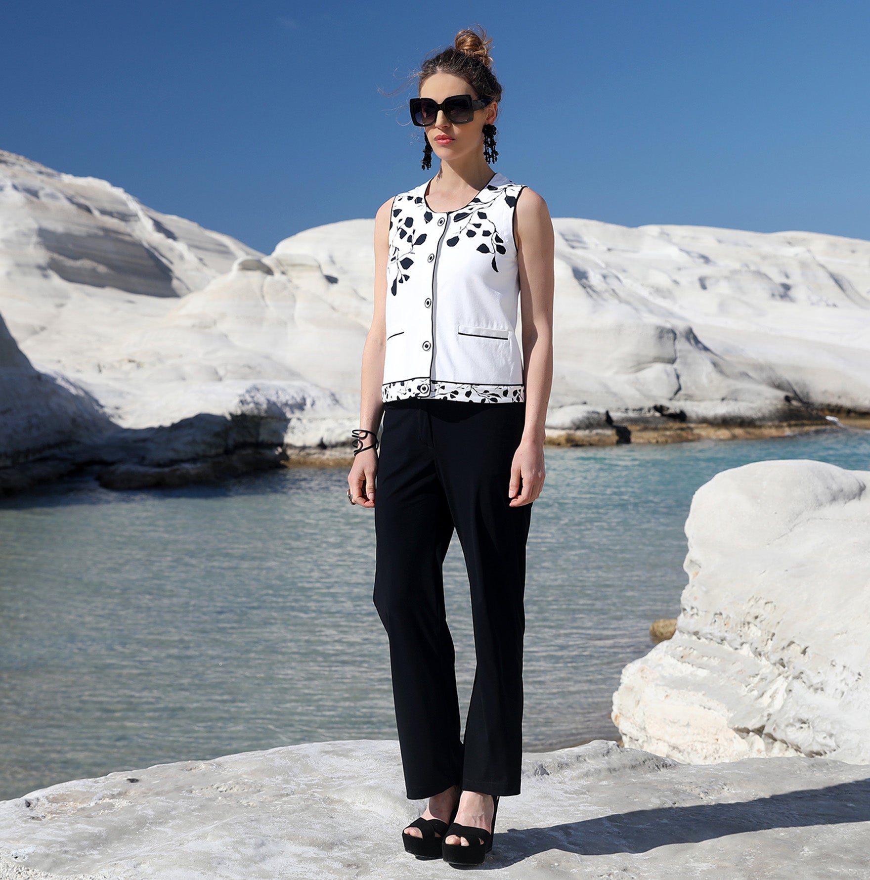 THE SLEEVELESS TOP | WHITE ON BLACK