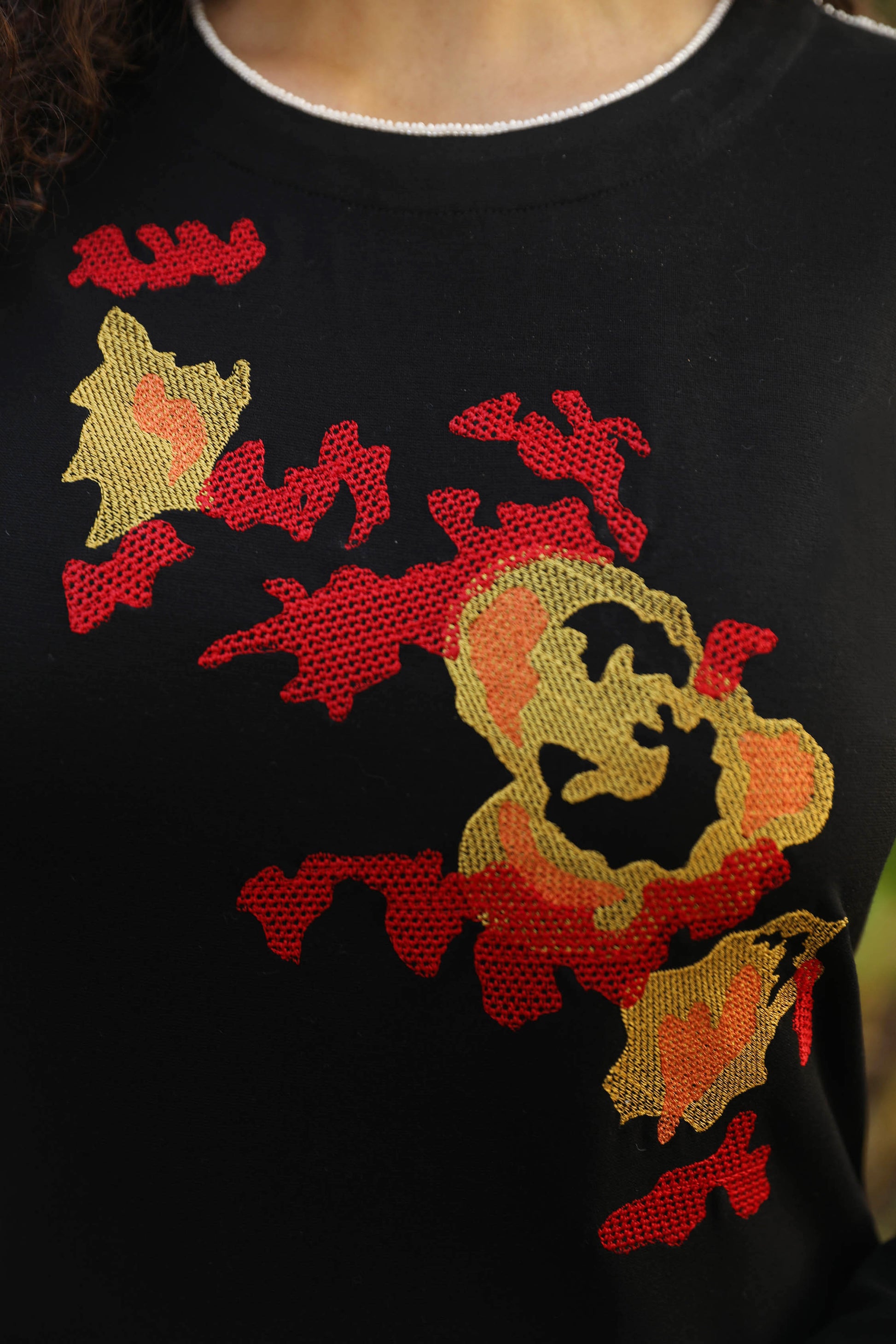 LE TOP BRODÉ | A FLEUR DE PEAU