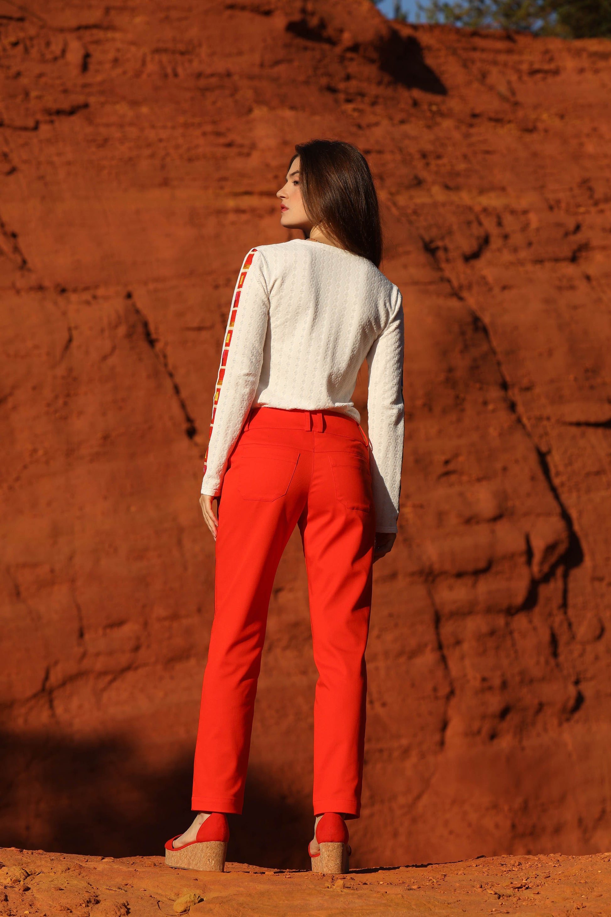 LE PANTALON UNI BRODÉ | MILLE ET UNE COULEURS