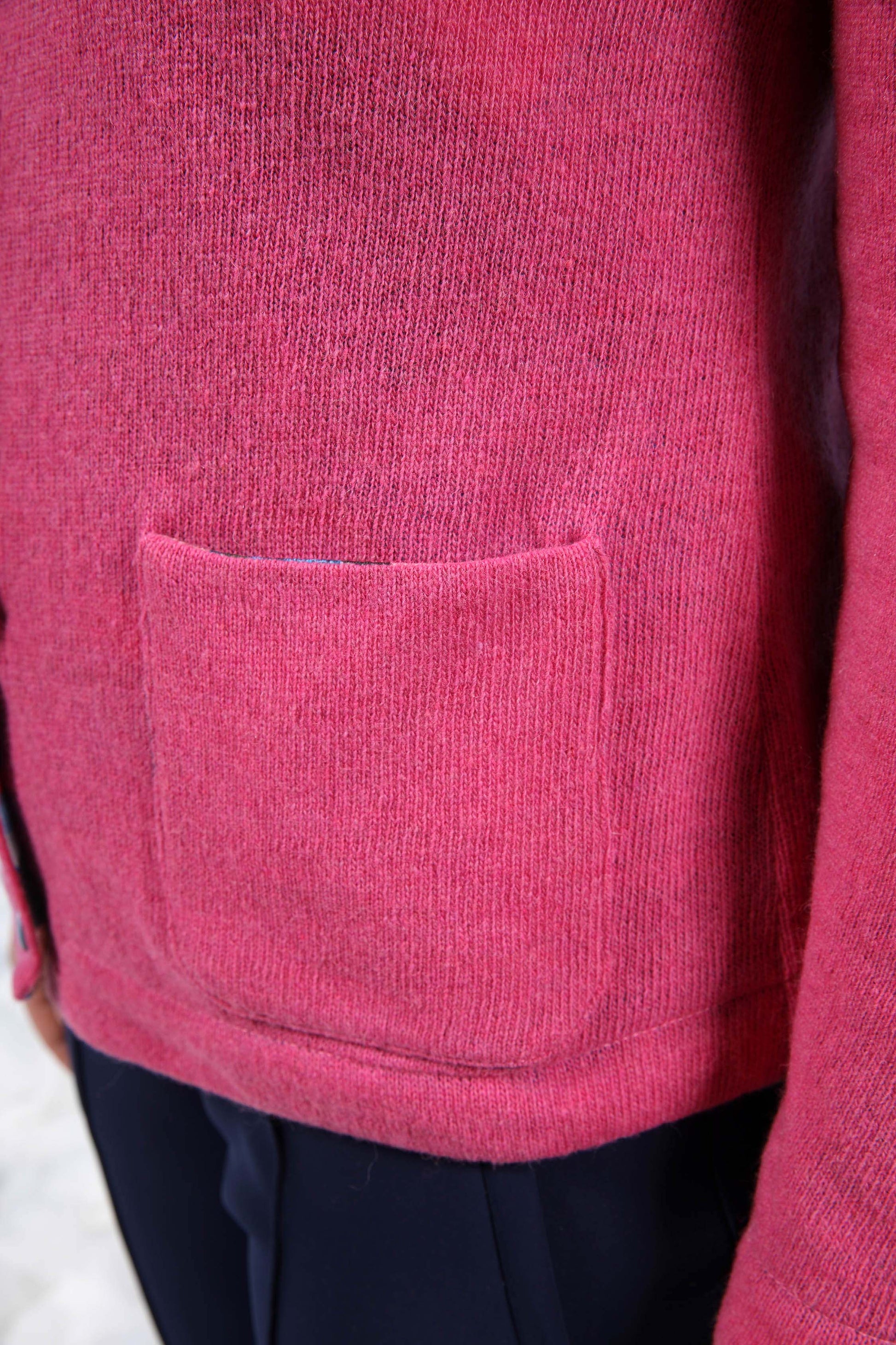 LE CARDIGAN UNI | UN MONDE RECOMPOSÉ